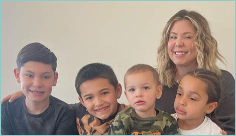 Teen Mom Kailyn Lowry shares sweet new photo of newborn daughter Valley at home in unicorn onesie